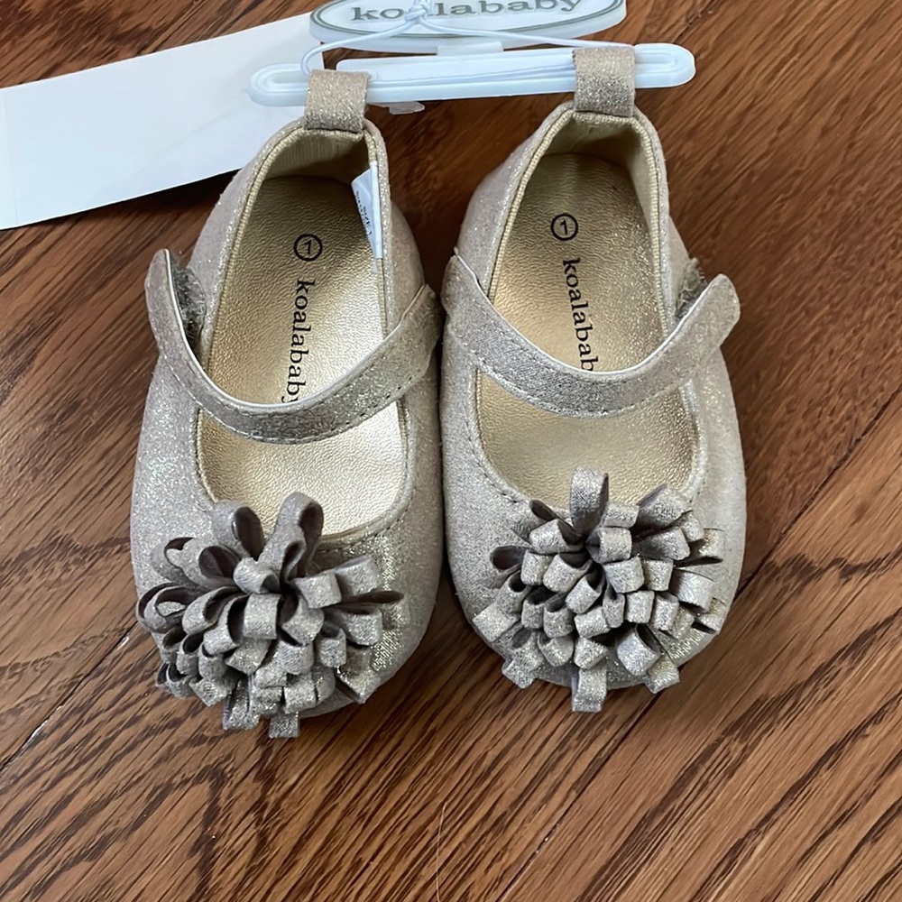 Baby girl size 1 gold glitter dress shoes, never worn